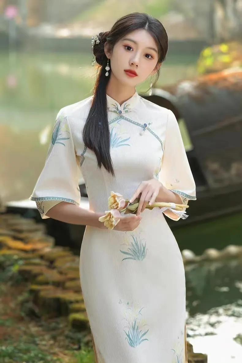 千娇百媚动人心，
婀娜多姿风情浓。
花样年华好时光，
蝶飞凤舞共婵娟。




