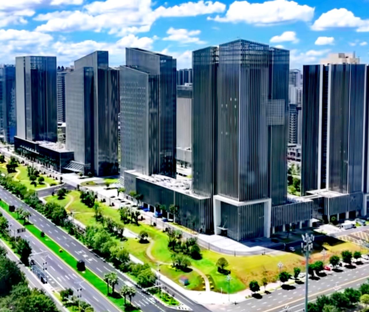 说真的，其实衡阳陆家新区这些玻璃写字楼，建设的还挺标准的嘛！从高度的角度看，基本
