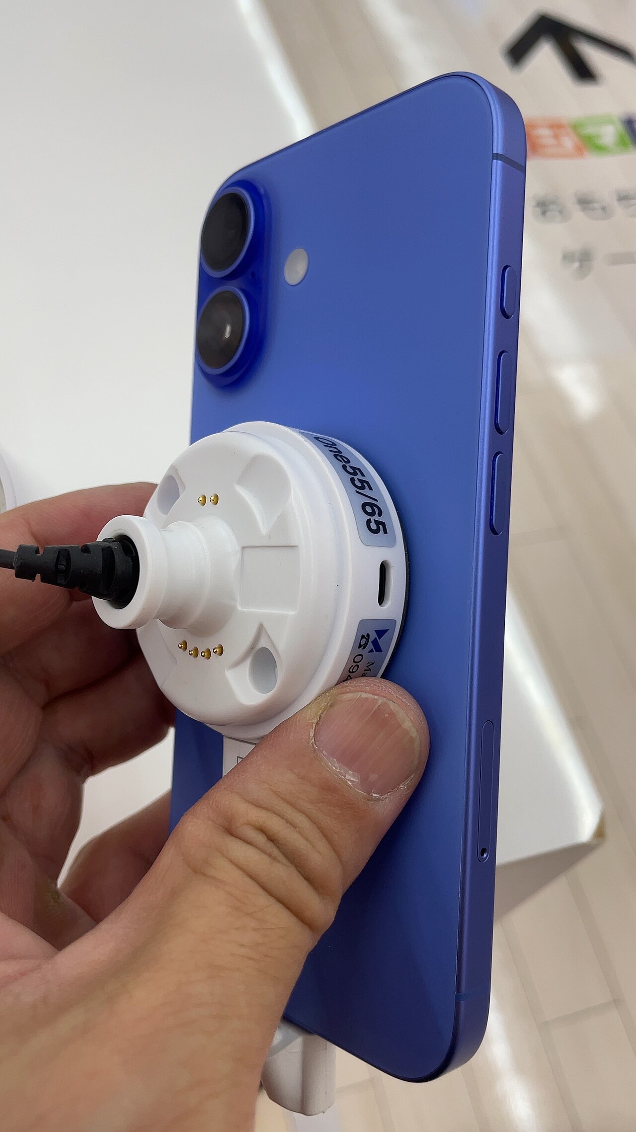 iPhone 16 这个蓝色实机看久了还挺顺眼，饱和度比官网渲染图低一点。买手机