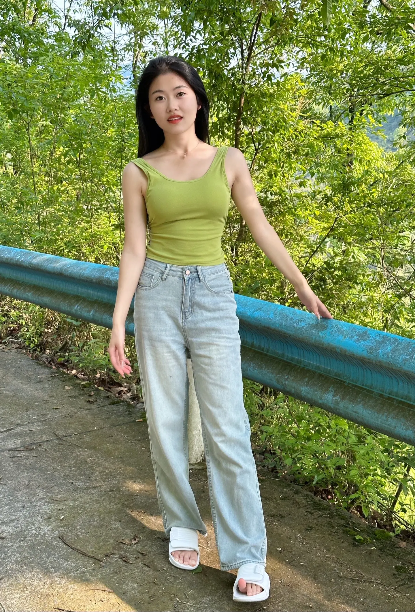 家里：你都已经22了 还不结婚
外面：你才22呀 真年轻啊