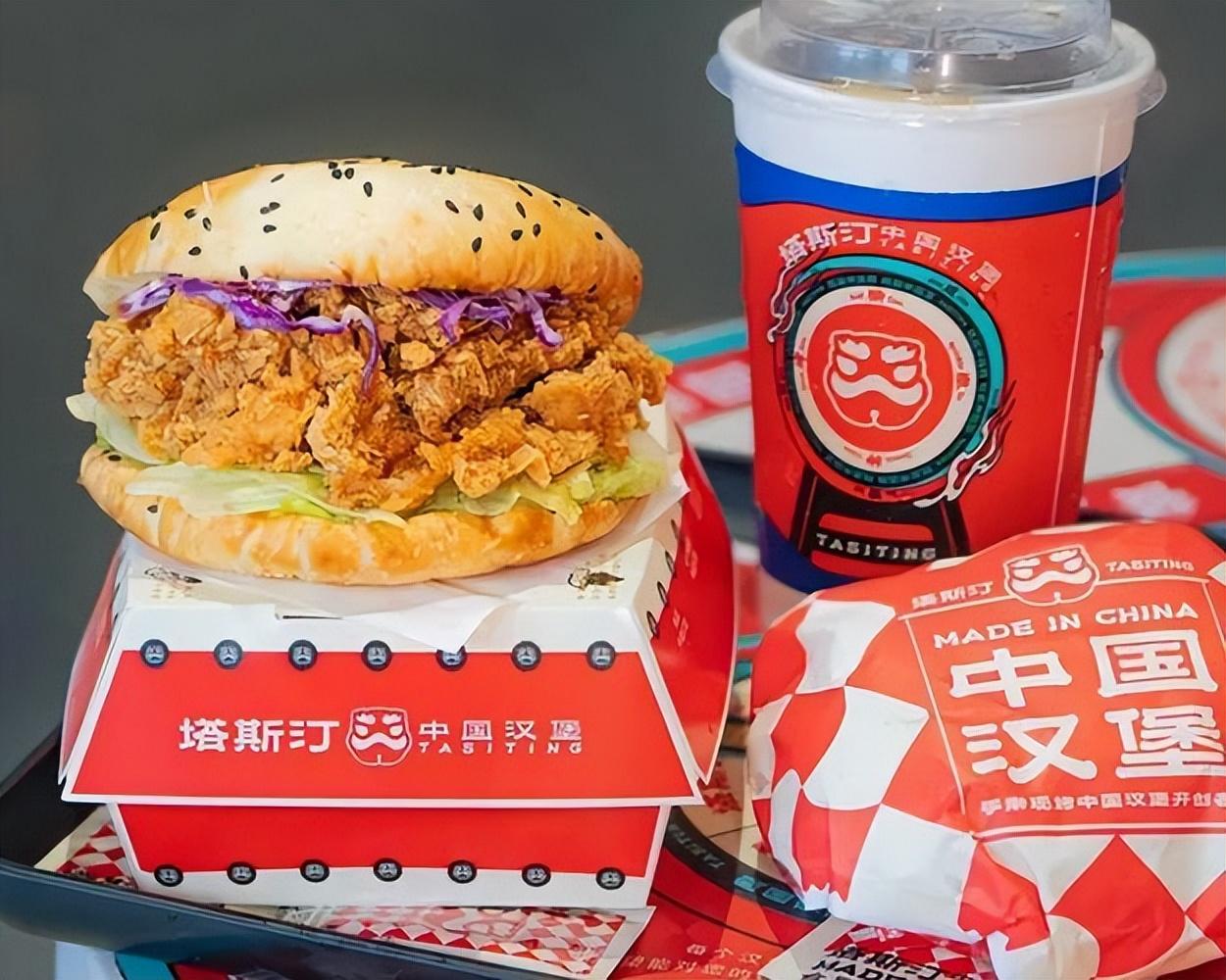 谁能想到，一个曾经主打披萨、数年门店不过百的小品牌，竟能在6年内狂开上万家门店，