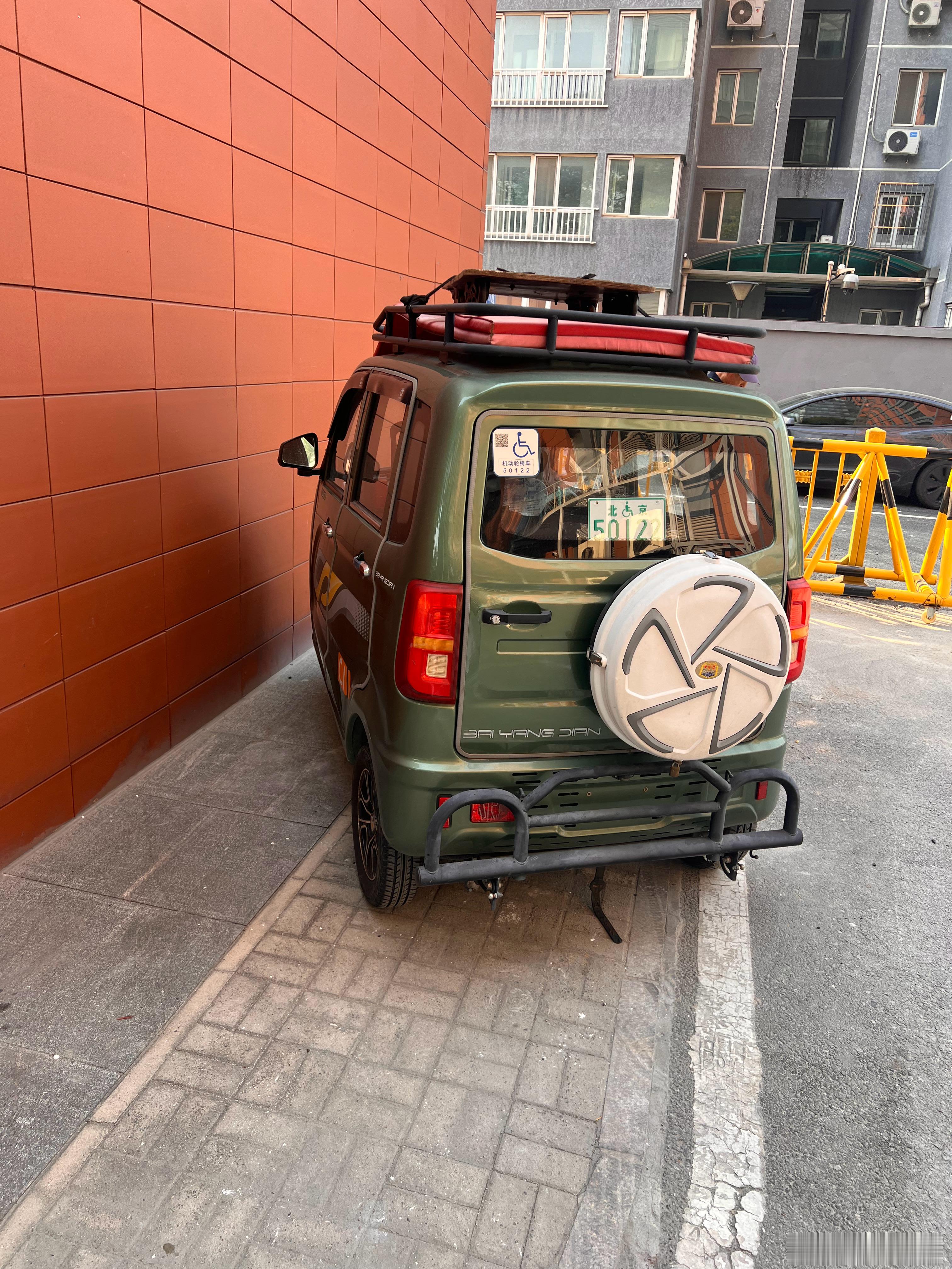 实际上北京的残疾人机动轮椅是有白名单的，而这些车型不在白名单内，是典型的老头乐—