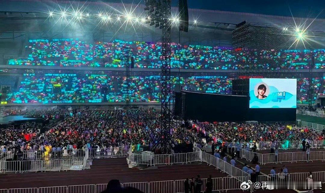 宋亚轩大连看蓝海时代少年团大连灯牌时代少年团大连灯牌，绝了，[嘻嘻][嘻嘻] ​