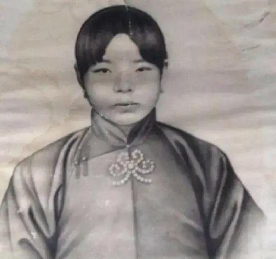 1906年，蒋介石一脚踢向妻子，瞬时，毛福梅捂着肚子倒下了，哀泣不止。蒋母王采玉