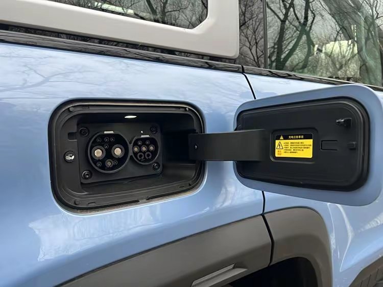 BJ40 魔核电驱版是北京 BJ40 系列的新能源动力车型- 外观：基本延续燃油