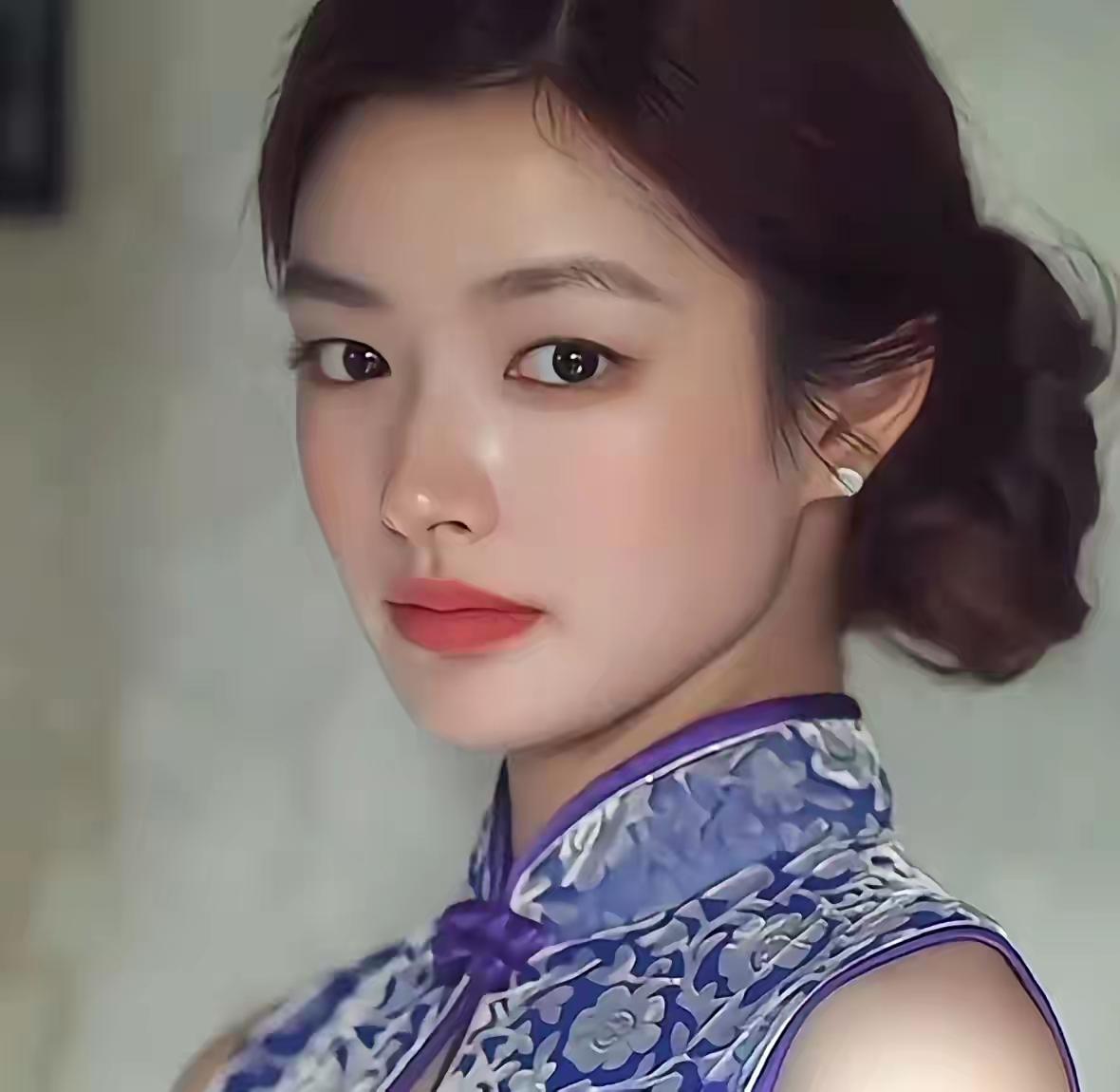 她不是第一眼美女，却越看越上头
 
徐若晗的美，赢就赢在“不标准”。
 
内双、