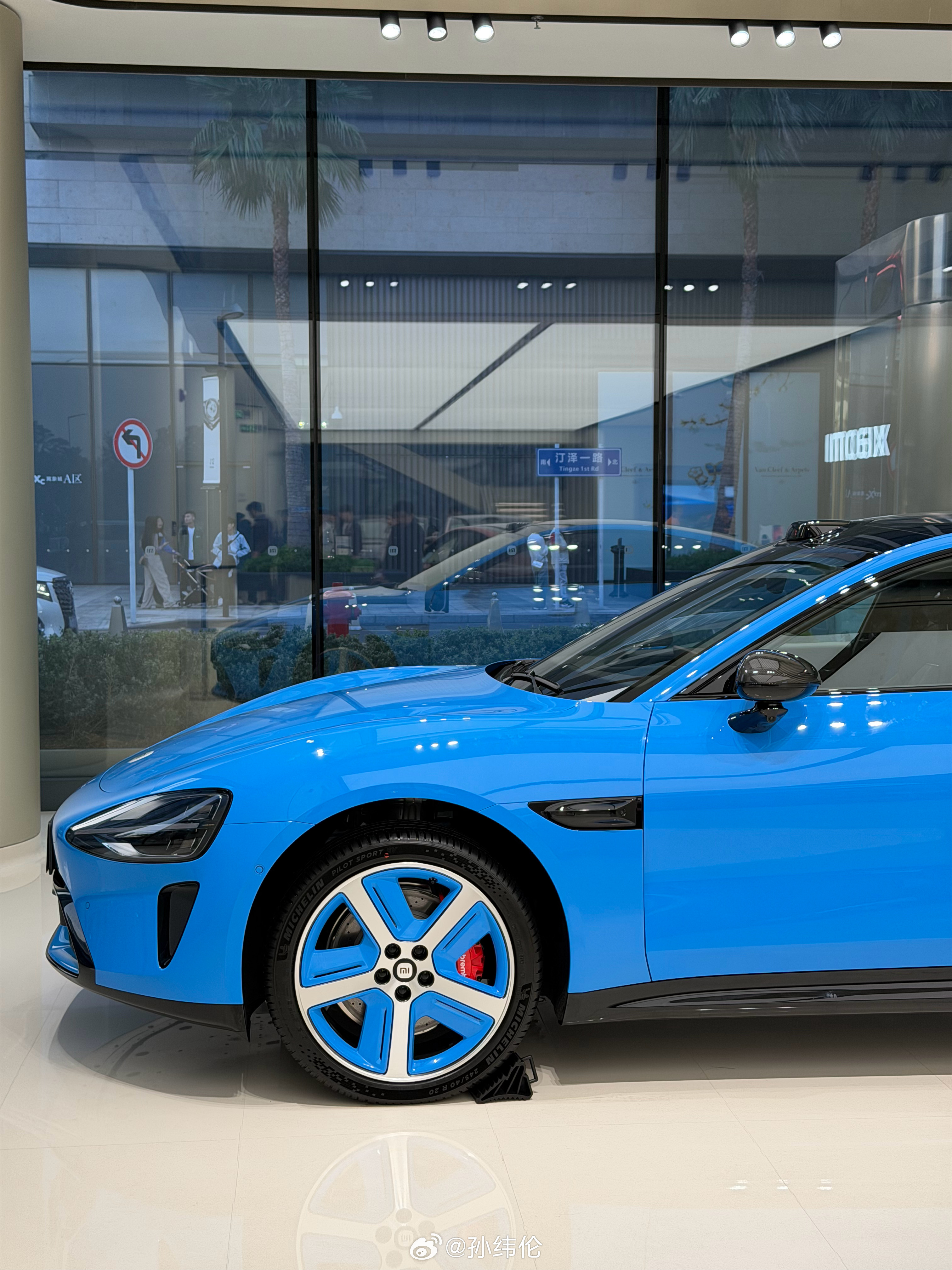 新一代SU7定档3.19，这两天研究了下展车，蓝色轮毂颜色对应，SU7标准版是一