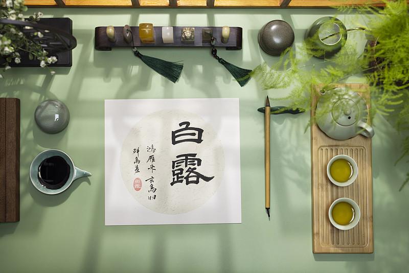 今夜就交白露了，这可是一年里最后一个调整状态接好运的节点。
老话说“白露秋分夜，