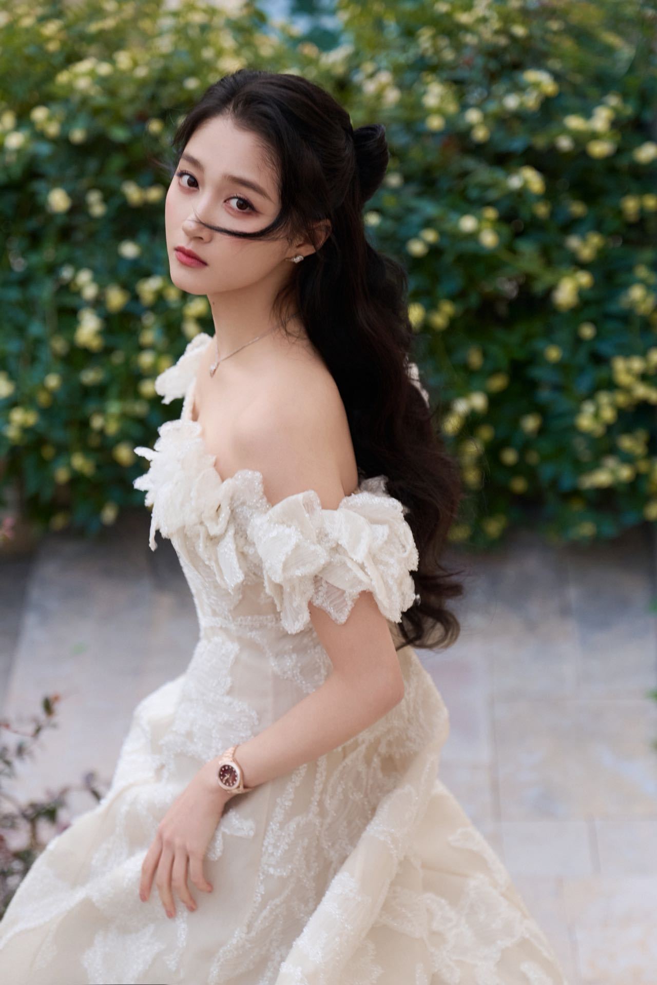 关晓彤主持浙江卫视跨晚关晓彤浙江卫视跨晚打火机舞台 白色长裙衬出主持的端庄，酷炫