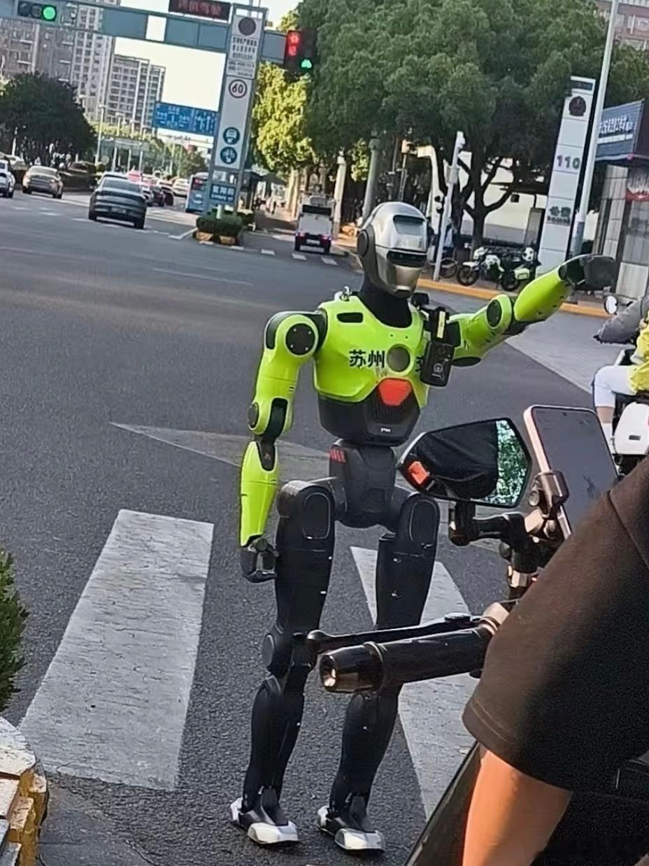 苏州周末开APEC会议的这两天交警机器人格外多 咱就是说 为外地来的领导展现高科