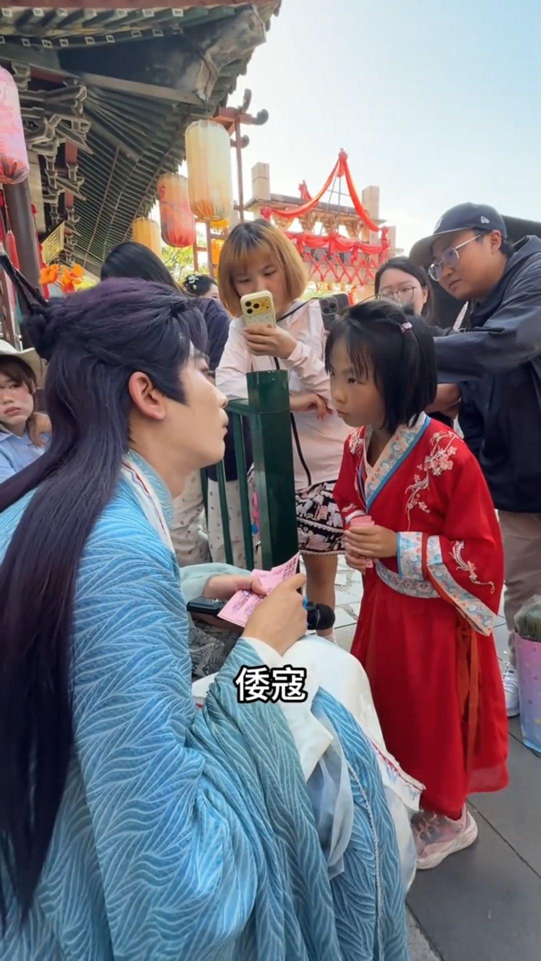 果然咱家最大的“鹰派”，还得是小孩哥，小孩姐。胸中藏着历史、眼里望着家国，用最淡