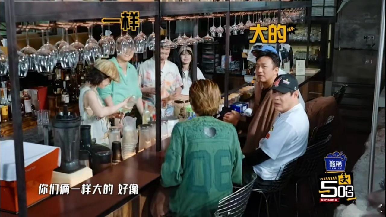 邓超比吴克群大八个月哈哈哈哈哈 邓超和吴克群居然同岁，邓超还大8个月，一听就逗吴