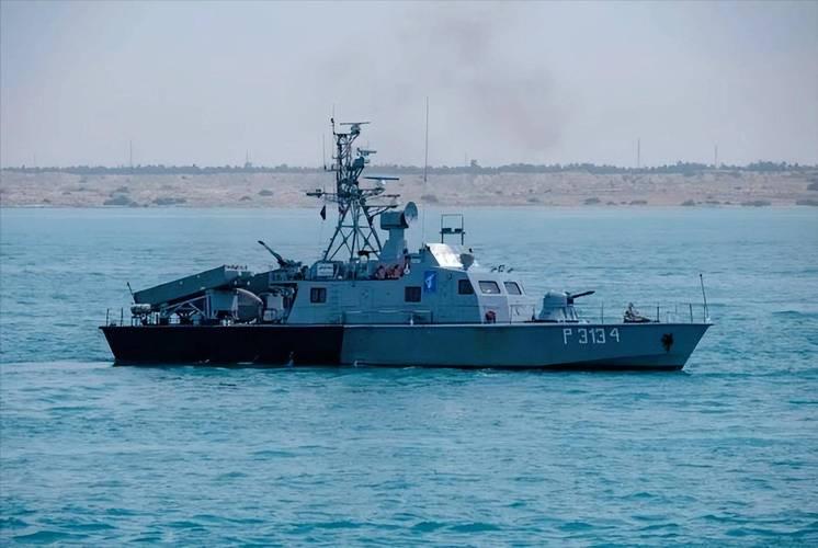 美国和伊朗争夺的重点转向霍尔木兹海峡的管辖权，伊朗坚持对该海峡的管理权，而美国中