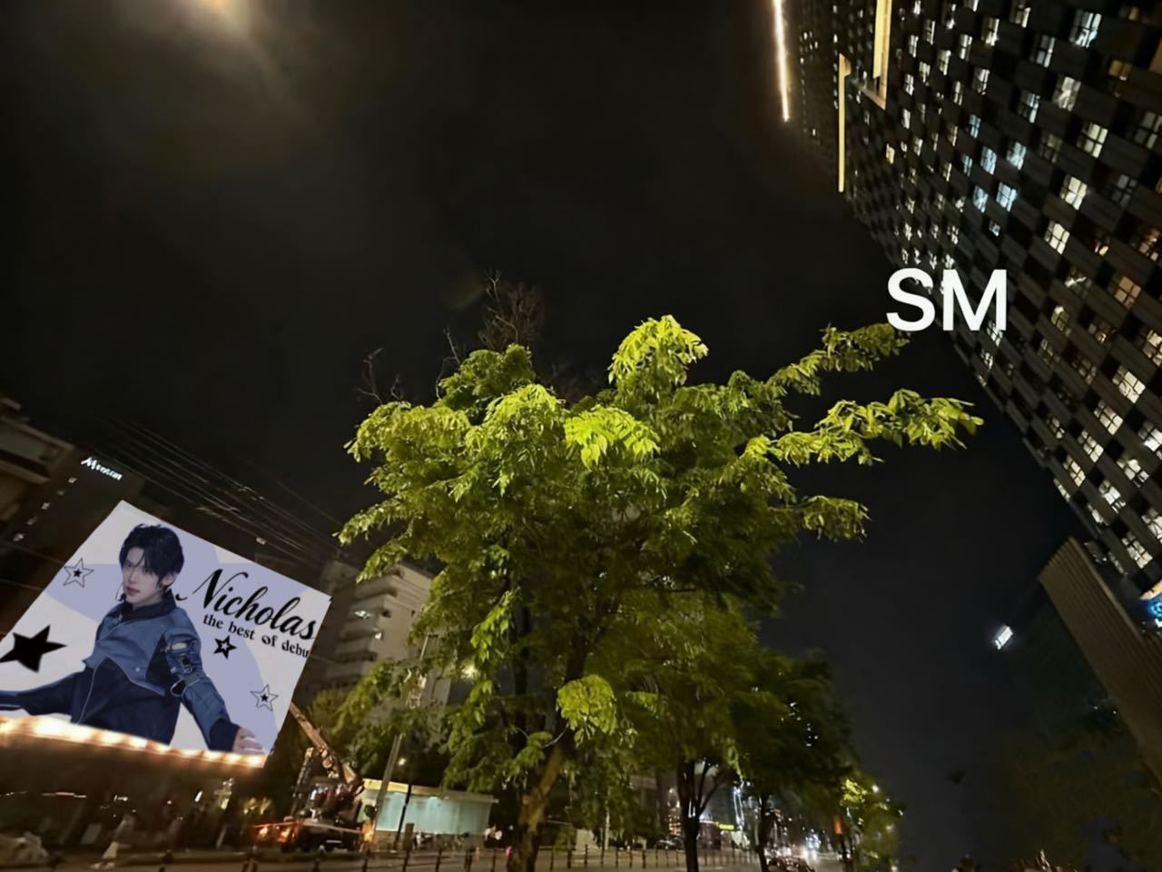 李鹤来粉丝直接将出道应援做到SM大楼对面，整楼三面巨大墙贴，抬头即可见，伟大