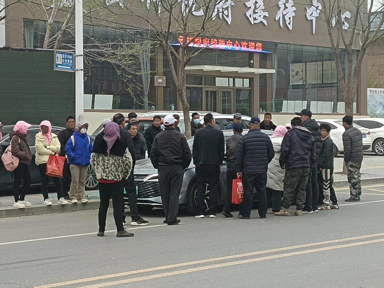 周末没上班，能比这些天天去劳务市场找活做的人还辛苦，心苦吗？