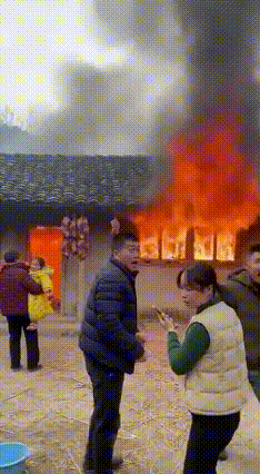 2月5日，贵州铜仁松桃熏腊肉，把整个院子烧了，特别是现在熏腊肉的，一定要小心火灾