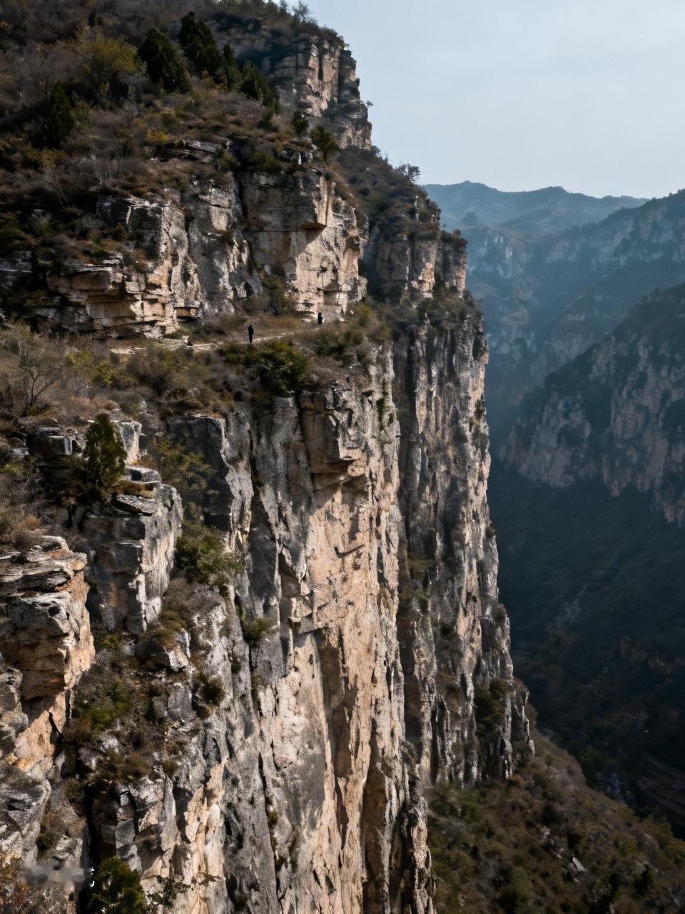 男子徒步山西晋城凌川县王莽岭景区附近的蚂蚁梯攀爬石山未开发区域意外坠崖，目击者：