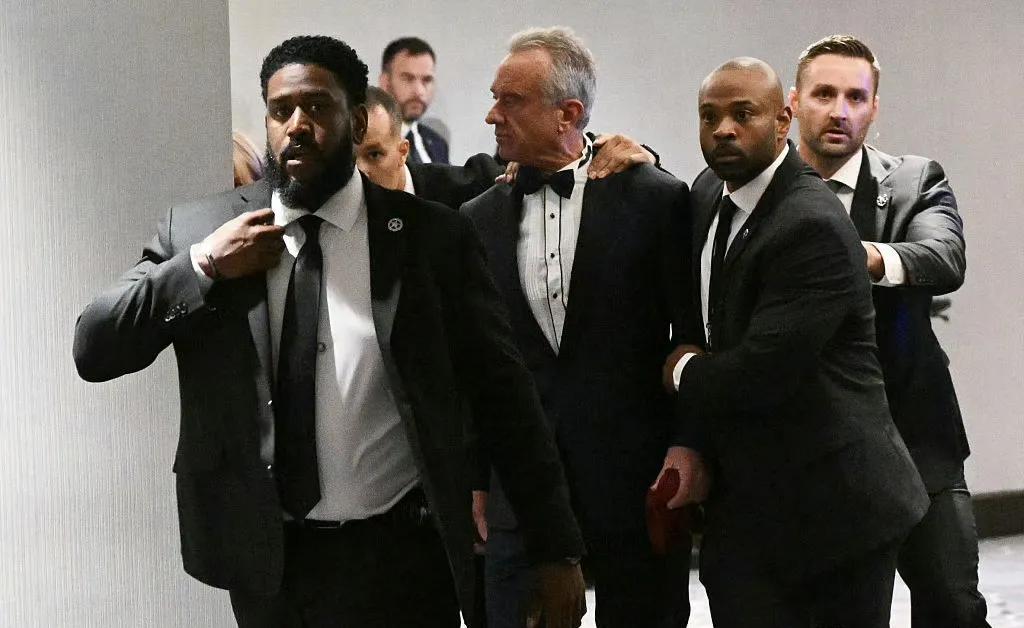 在白宫记者协会晚宴枪击事件发生后，美国卫生与公众服务部部长小罗伯特·F·肯尼迪‌