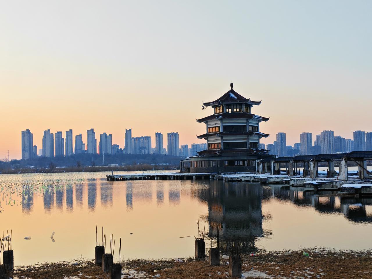 蚌埠，这座因淮河而生的城市，以“古采珠之地”闻名，故蚌埠别称“珠城”。在龙子湖上