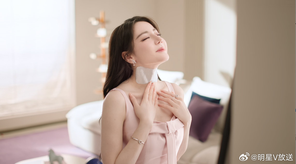 迪丽热巴天鹅颈天花板 所谓天花板级别的天鹅颈，大抵就是迪丽热巴的模样吧。没有刻意