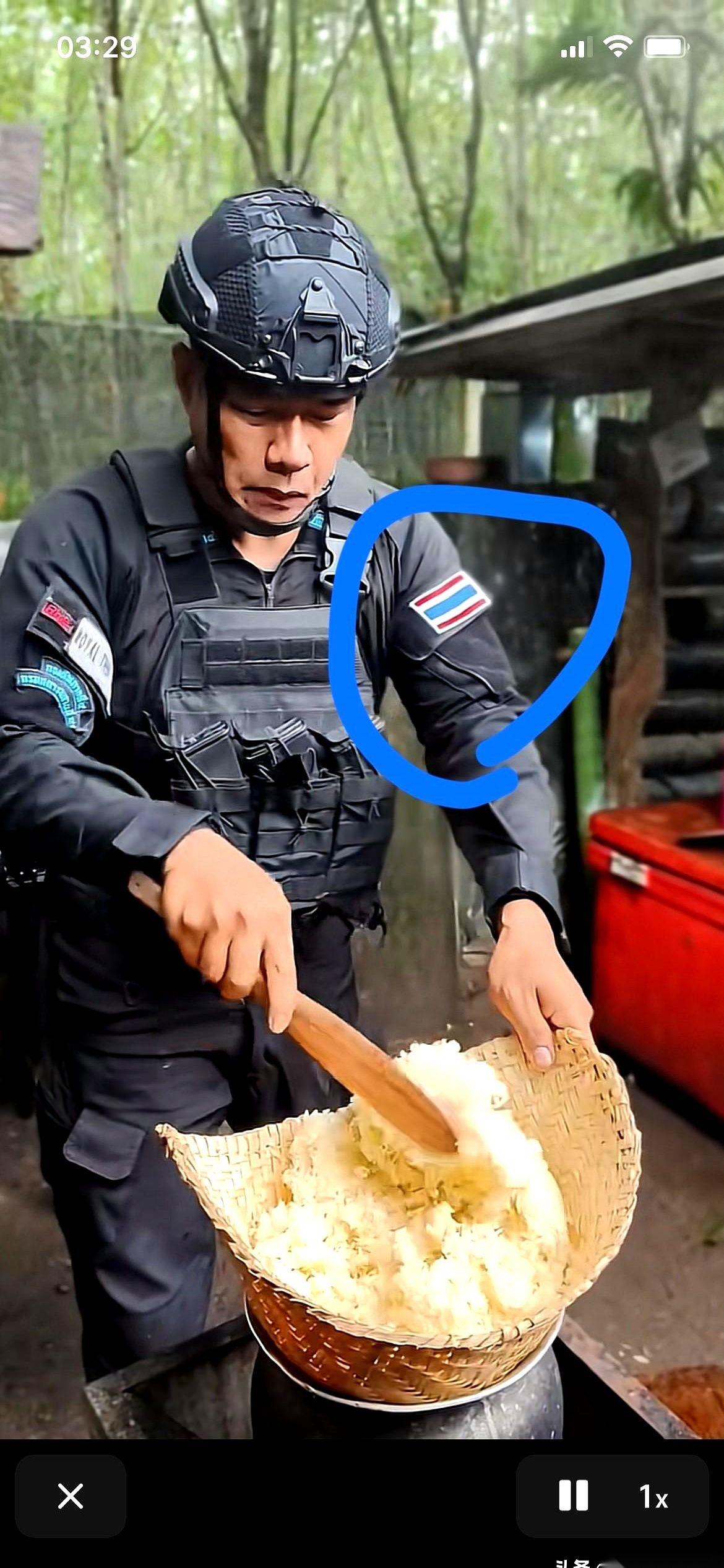 今天算是开了眼了，看人家泰国兵哥哥做饭。
一口锅，上面架个草编的兜儿，里面全是糯