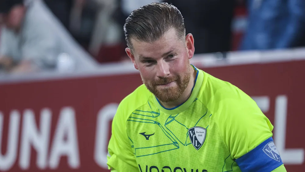 霍恩即将同波鸿续约至2028年…32岁的门将霍恩可谓命运多舛。自科隆出道后，霍恩