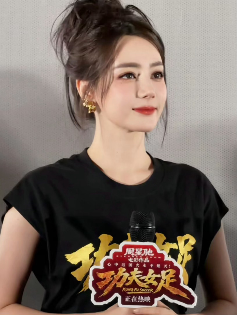 迪丽热巴路演未修原图迪丽热巴工作室在7月11日电影上映日，发布了一组用手机拍摄的