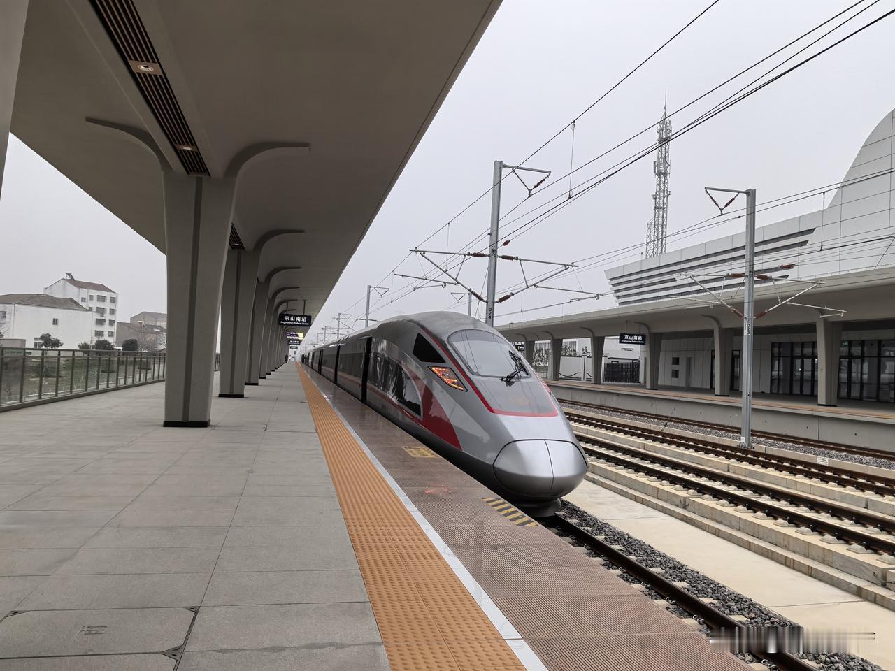 体验新开通的汉宜高铁。图为京山南站高铁站。