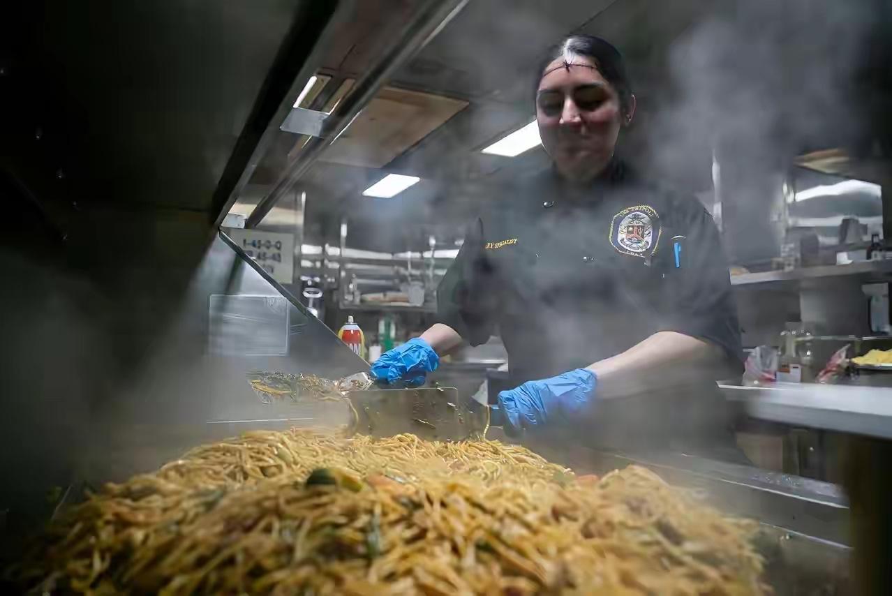 林肯号伙食争议背后的信任裂痕

美军为回应“林肯号伙食差”的舆论，发布了餐厅与物