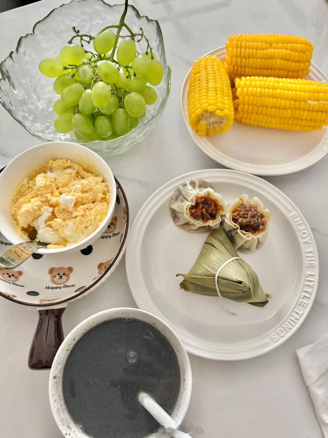 吃个早午餐吧～好喜欢喝黑芝麻糊！我要长头发！我一头乌黑亮丽的头发！烧卖 玉米也超