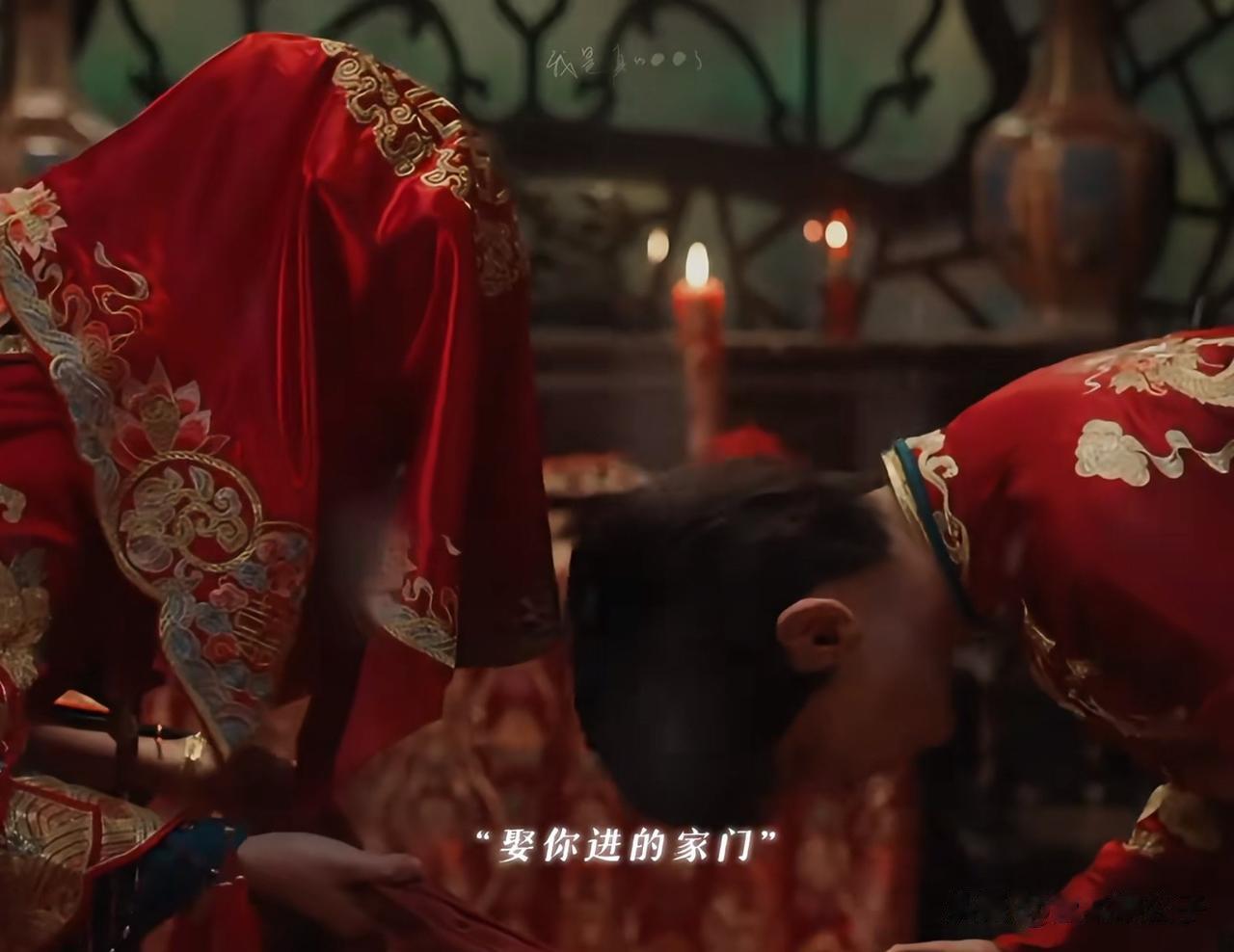 短剧终究颠成我看不懂的样子，新版《橘子红了》首播，网友都看愣了。

开场第一集，