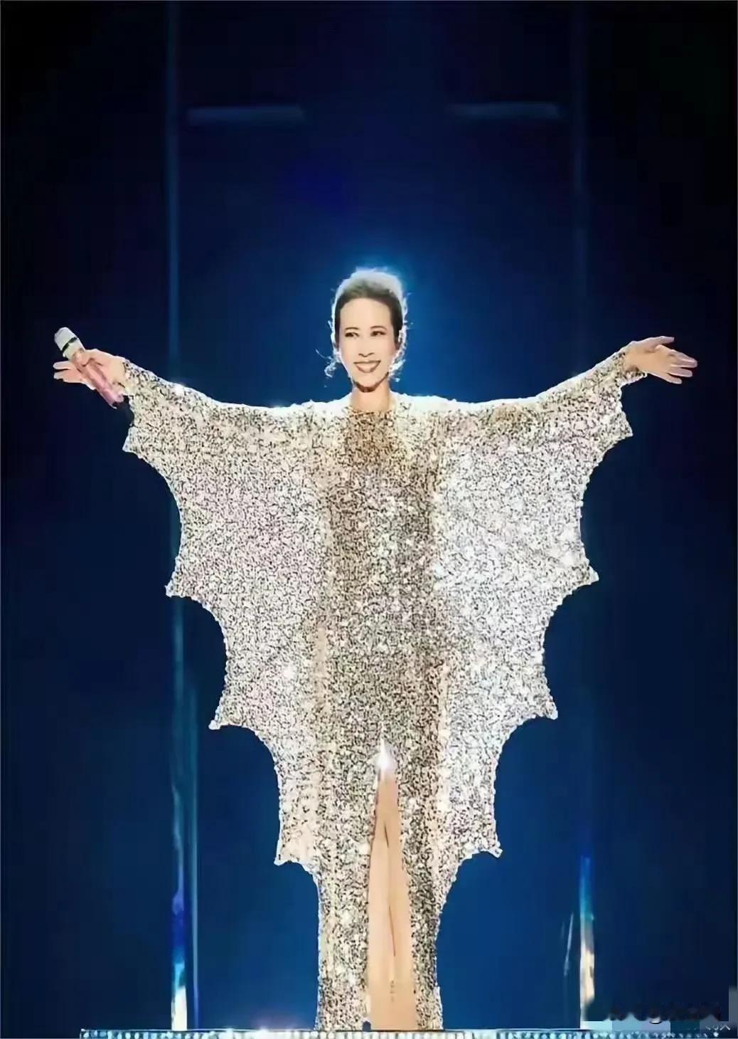莫文蔚这件衣服，可谓是时尚的前沿产物啊[捂脸][捂脸][捂脸]
就是让人想到了某