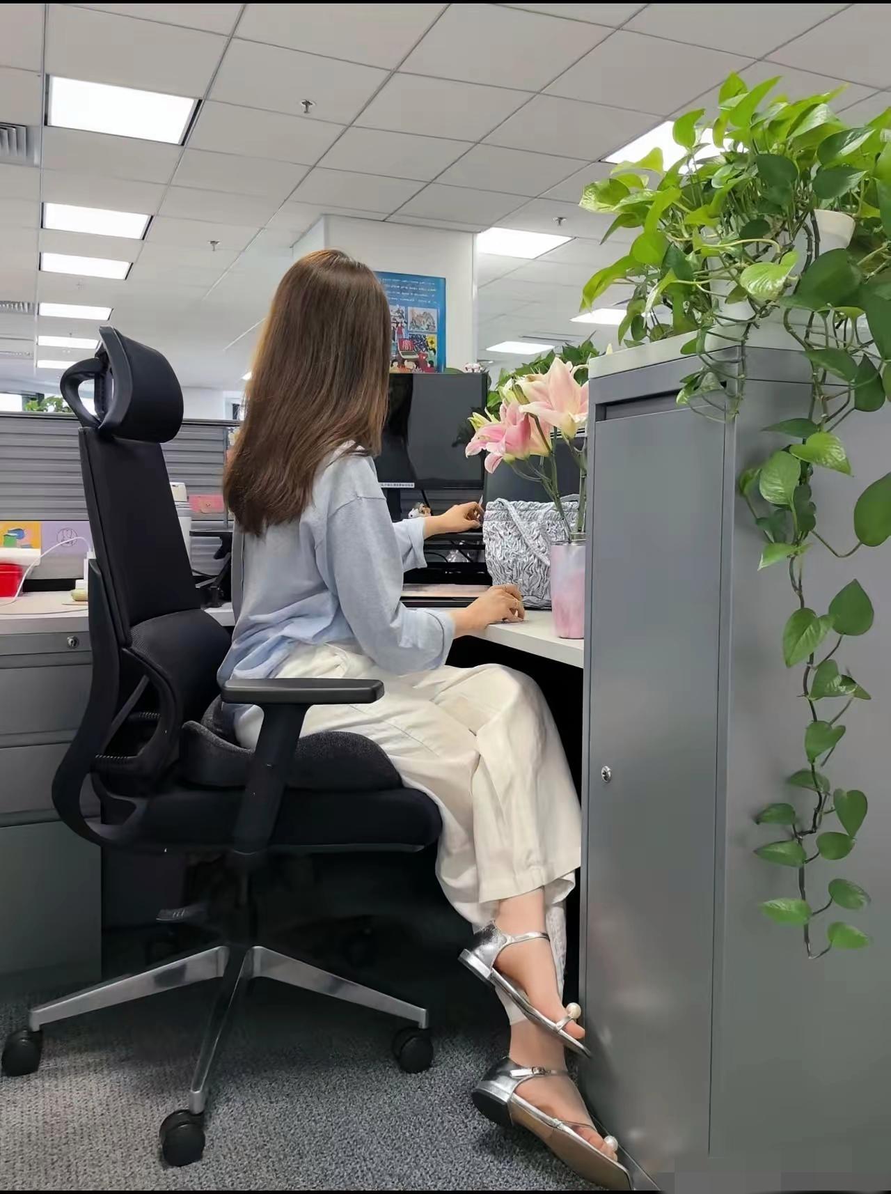 公司里主动保持距离的人，骨子里其实都一样！有清晰的人生思路，安全按照自己的喜好生