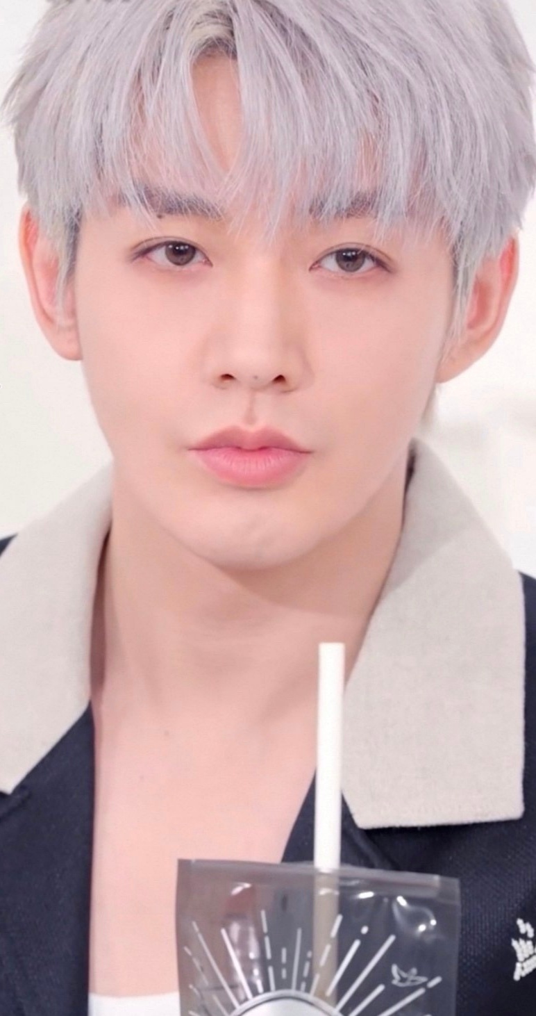 今日份男星直播生图，友友们来品鉴[举手]邓为，李现，吴磊 ​​​