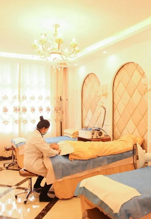 美容院老板说，有一个特别的经络疏通的项目， 非常舒适、持久、深入……
五一前后有