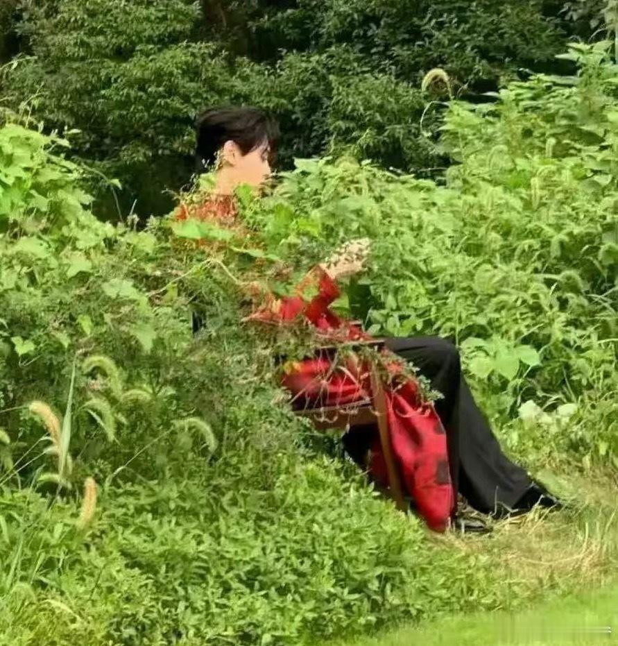 投稿：田栩宁在干啥呢，为啥穿的红衣服？结婚？拍剧？ ​​​