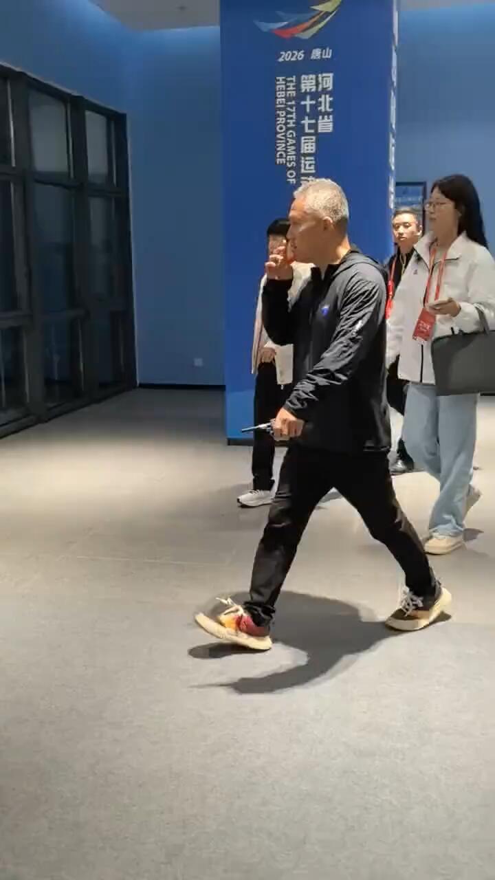 这个视角太有气势了，第一次看到，外套开着拉链，自由随风的少年感！
莎莎宝气场十足