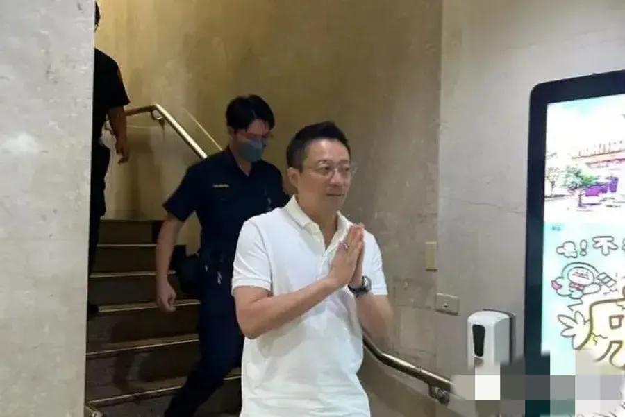 记者问张兰：“若大S不作了，你的麻六记还卖得动吗？”    “我为国家交纳十几亿