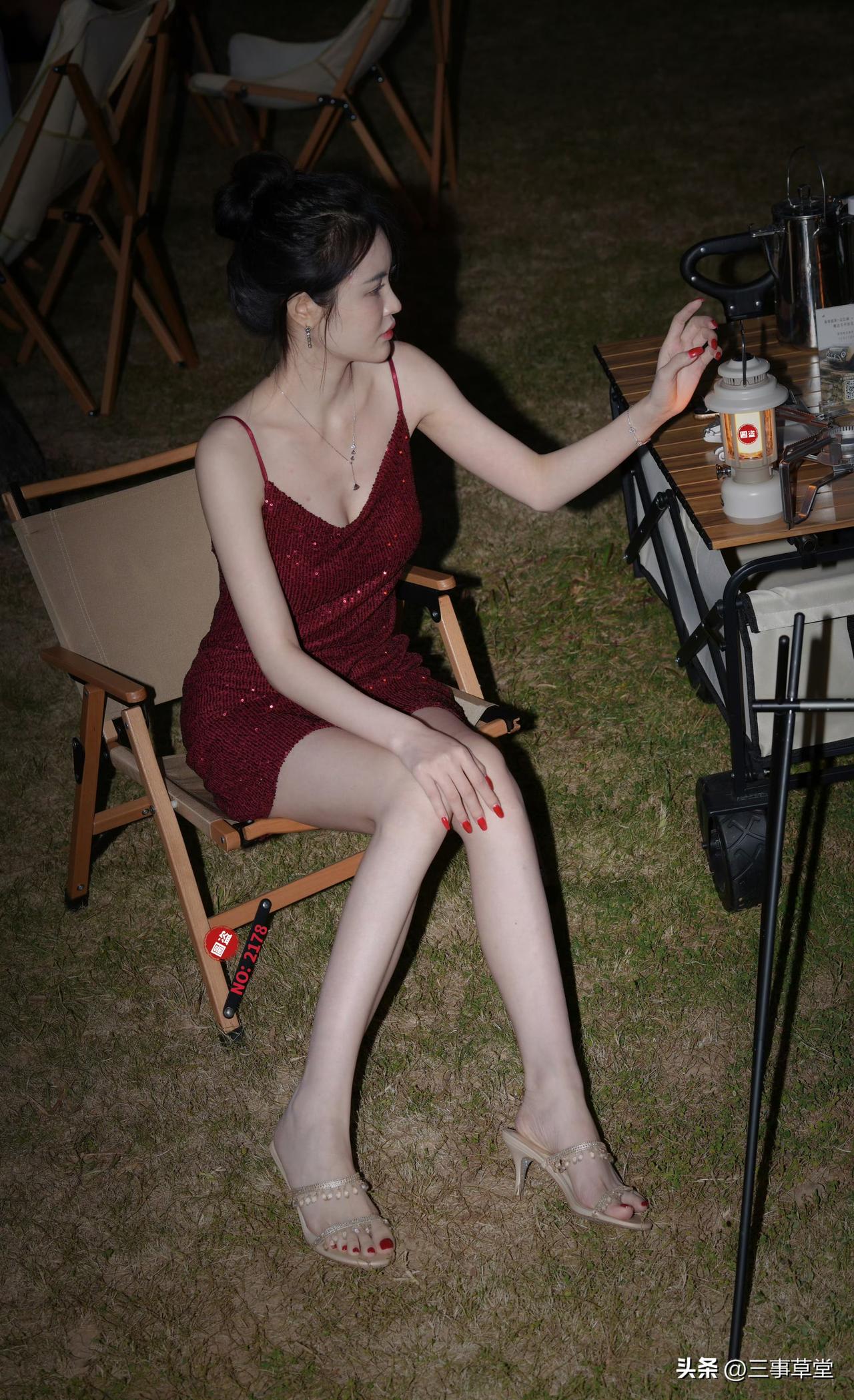 睡衣裙超有女人味 .  ……
这身材也太好了，像是雕刻出来的一样！什么样的女生才