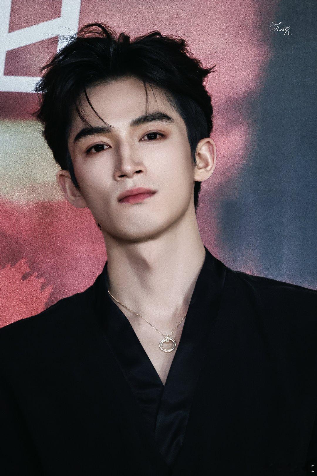 王星越就这么水灵灵的被托脸了 这配合的默契度！！王星越，你是懂怎么宠粉的 