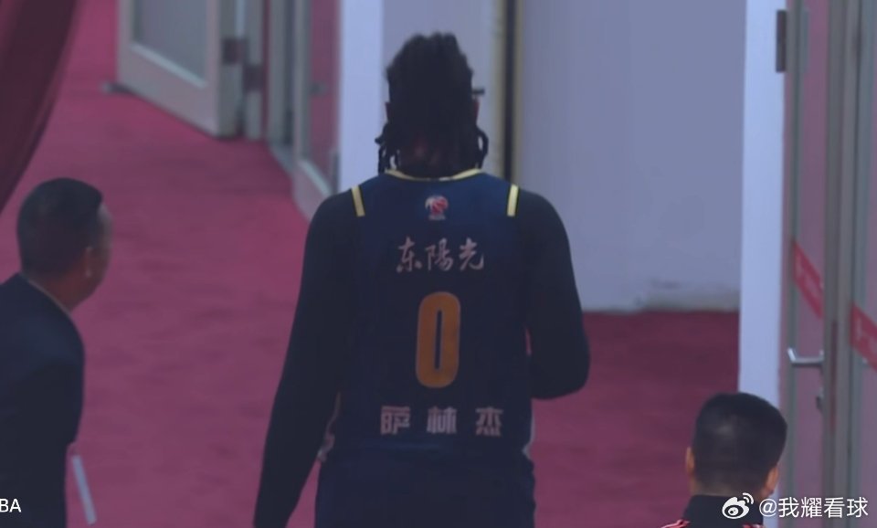 有些不妙，萨林杰一瘸一拐返回更衣室了，表情有些痛苦，老将很拼啊这几场，希望没有大