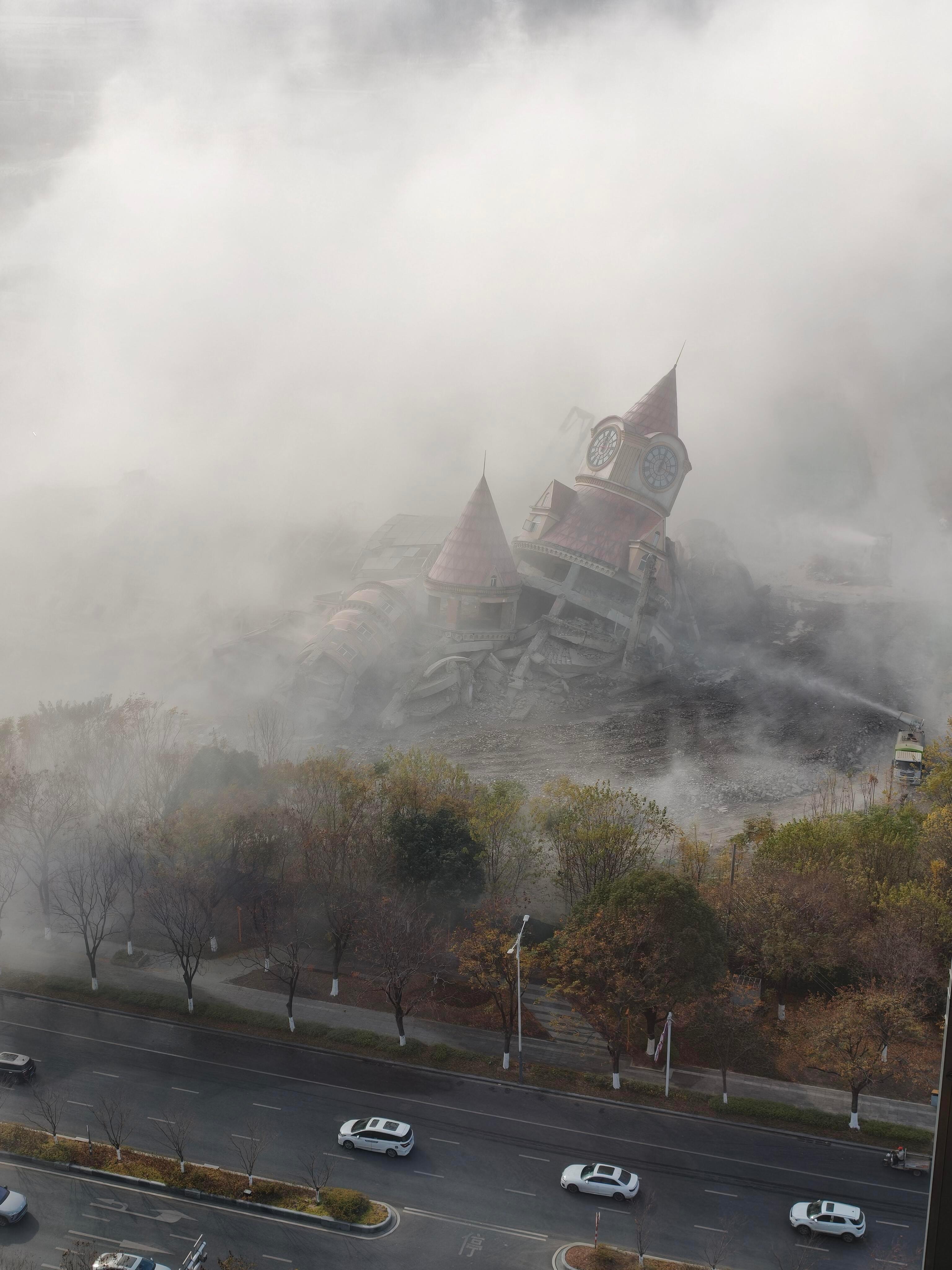 前两天，南京拆了一座城堡。 