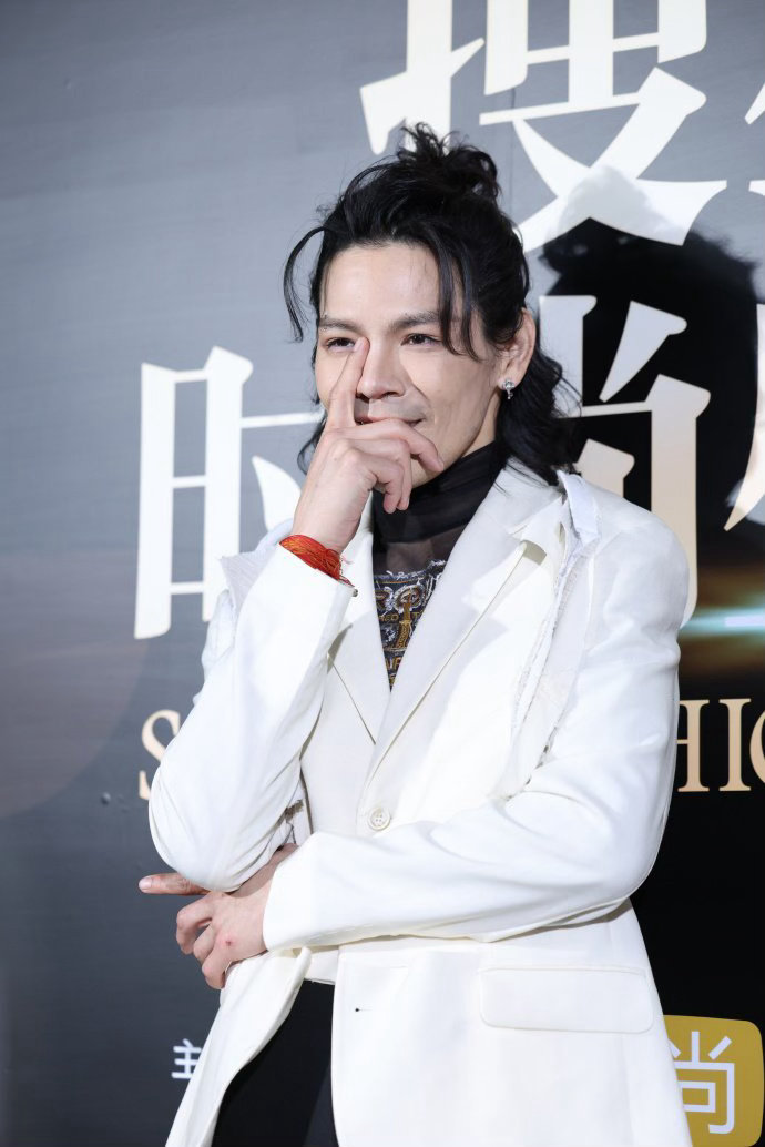 向佐涨粉向佐上桌了从饱受争议到吸粉无数，向佐稳稳上桌完成人气逆转。他敢于剖析自己