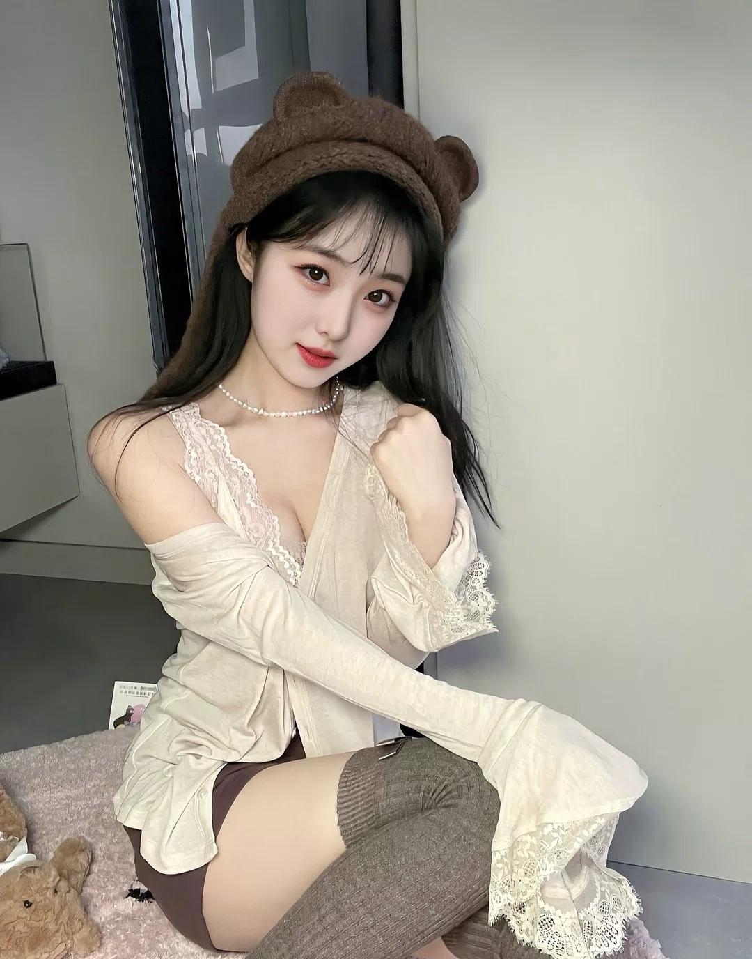 冬日慵懒风穿搭，毛绒帽+蕾丝上衣，温暖又时尚！🌟👗👒