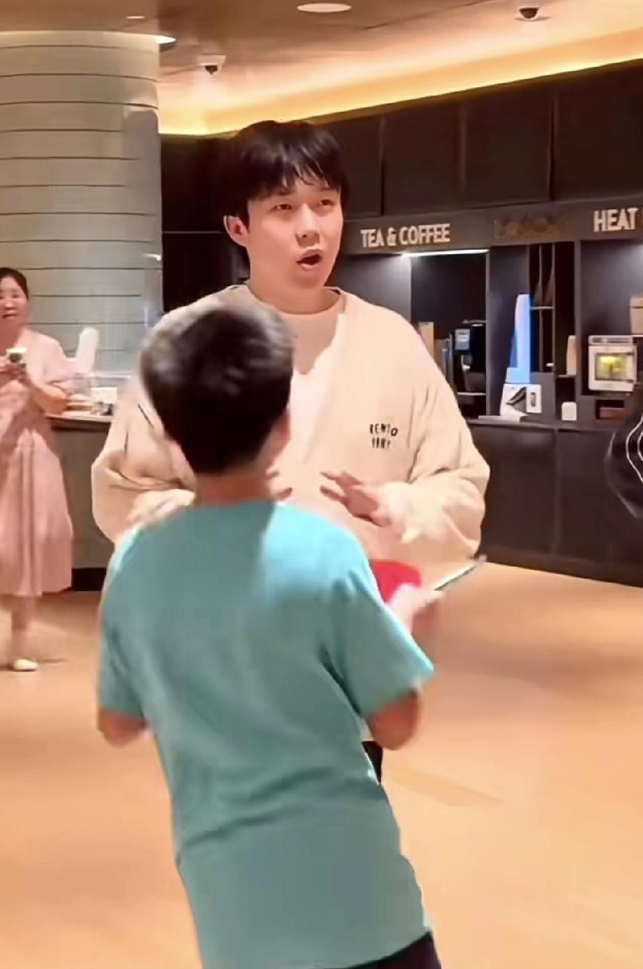 WTT新加坡大满贯，今天训练结束后，换上休闲服饰外出吃饭的王楚钦。陪练兼好友牛冠