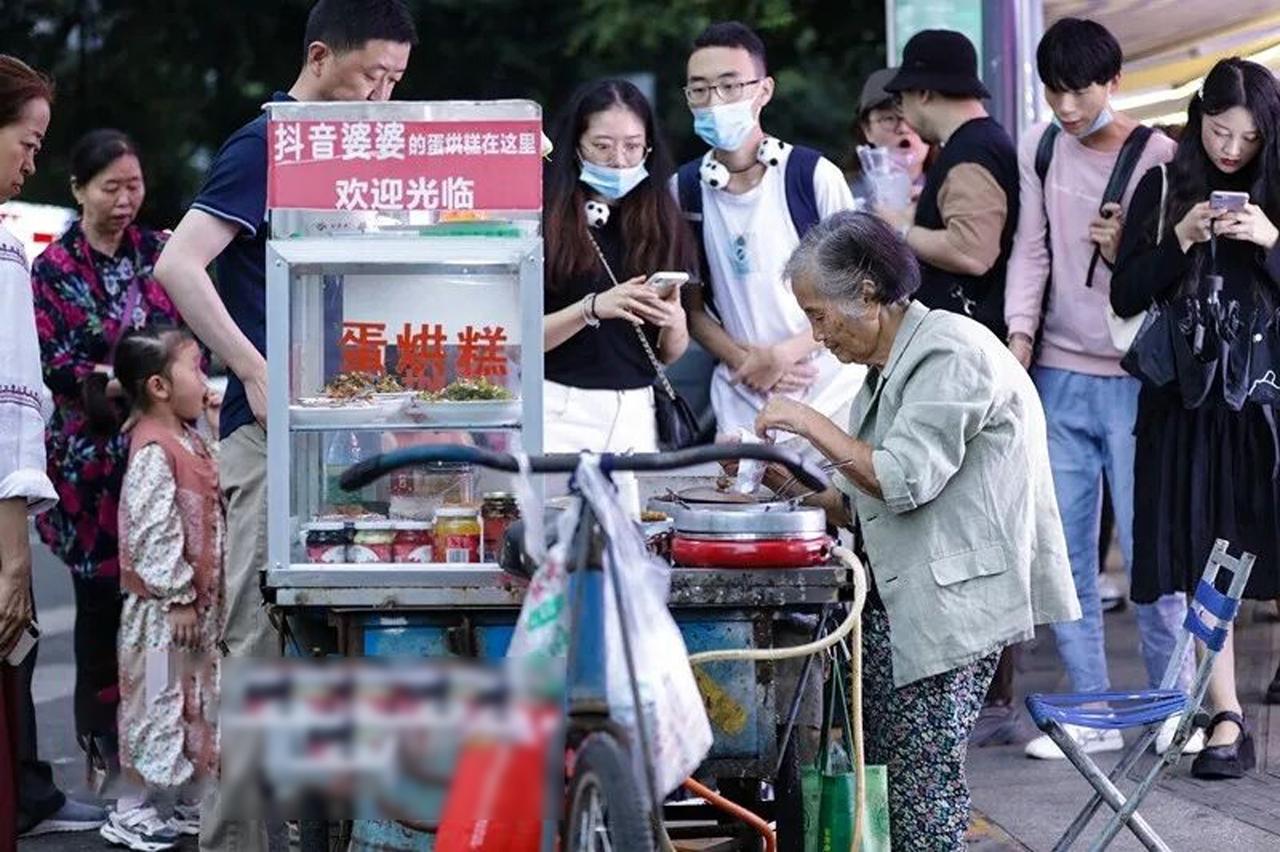 蛋烘糕奶奶遭遇镜头霸凌，网红围拍挑衅要承担什么法律责任
 
大家好，我是北京安剑