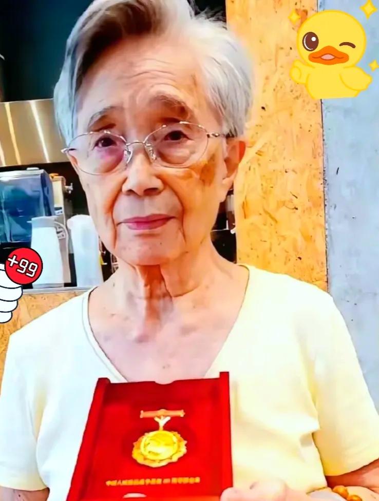 台北传来动容暖心一幕！

80多岁的杜致廉公开了大陆寄来的抗战胜利纪念章，这枚章