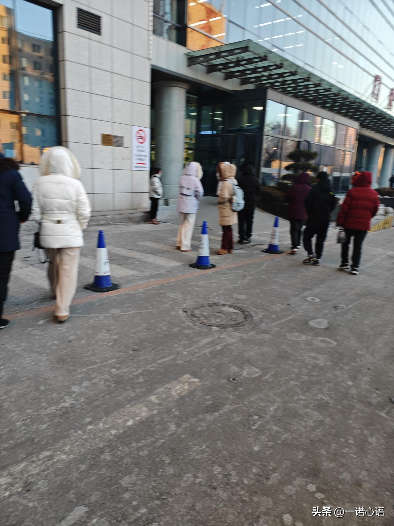 大清早，医院院里比早市人还多，人们表情轻松，步履正常。
现在的人，拿去医院根本不