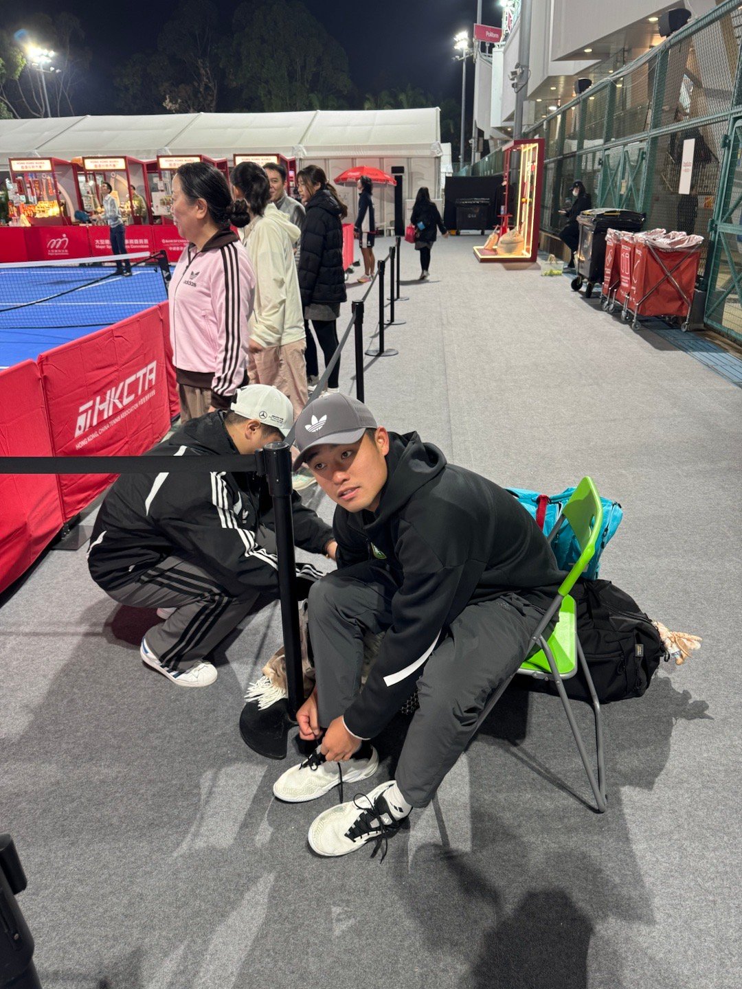 偶遇赢球的阿昺，来外场打匹克球。一问才知道，说是陪妈妈一起来玩一下。我说你真是个