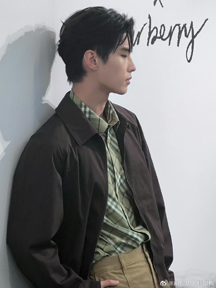 何与青岛线下活动生图 何与和 Burberry 锁死好吗！青岛线下生图里每一帧都